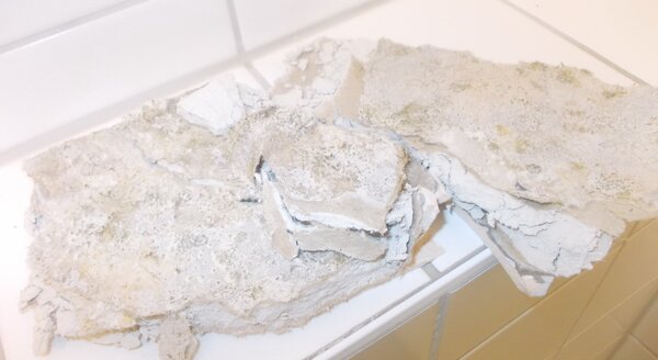 Asbesthaus - Site: Asbestos-containing, mineral tile adhesive, grout | © 2019, CRB Analyse Service GmbH | © CRB Analyse Service GmbH