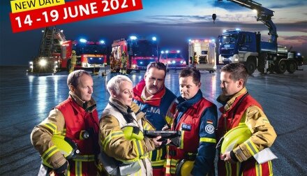 I soccorritori davanti ai loro veicoli - Annuncio del rinvio di Interschutz 2021 - La fiera leader per i vigili del fuoco, i servizi di soccorso, la protezione civile e la sicurezza | © Deutsche Messe AG